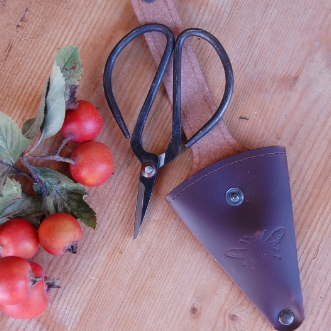 Sting in the Tail Snips in Leather Pouch for Gardening